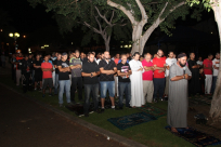 بالصور: جموع غفيرة من الأهالي تشارك في صلاتي العشاء والتراويح في حديقة الغزازوة بيافا